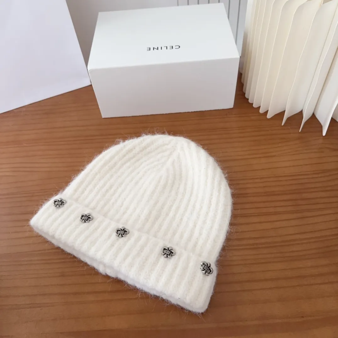 💰70 Crow Heart Autumn and Winter Wool Knitted Beanie This must be a favorite of minimalism. It is clean, neat, fashionable and versatile, and will definitely not be picky about your face shape! A fashionable classic that lasts forever! Fashionable black and white can be purchased together!